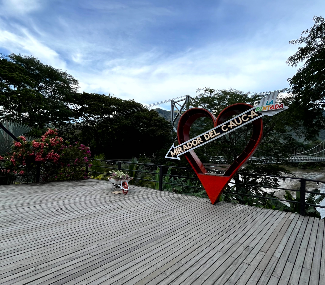 Mirador exterior con corazón Mirador del Cauca y vista al río