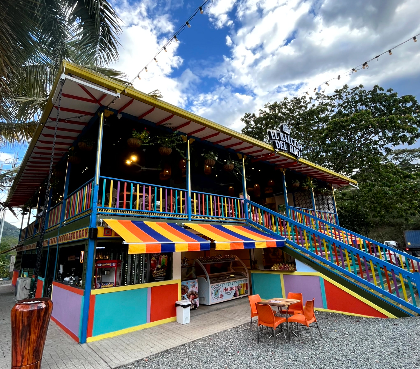 Fachada colorida y balcón del Restaurante Mirador del Cauca